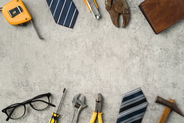 俯视图设计理念的父亲节与工作工具在蓝色背景。图片下载