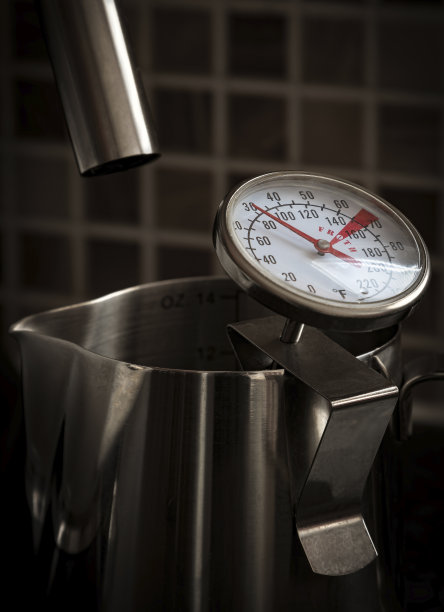 不锈钢牛奶壶和牛奶温度计图片下载