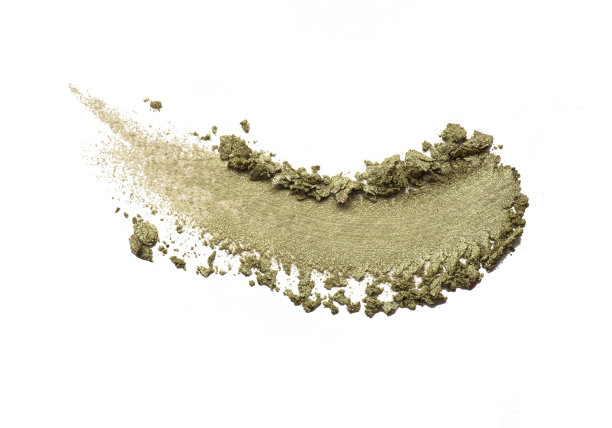 模糊和压碎的开心果绿色疏松微光纹理眼影在白色的背景图片下载