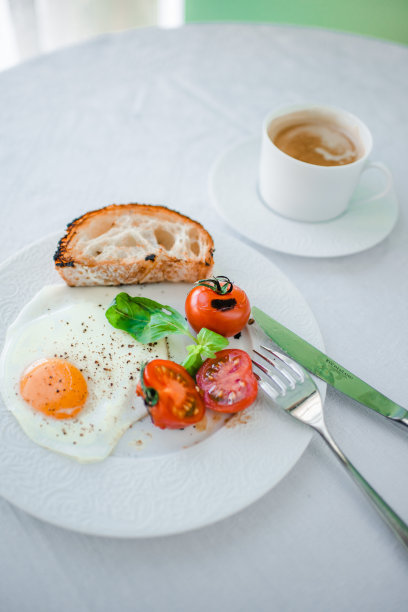 煎蛋配烤番茄和吐司。图片下载