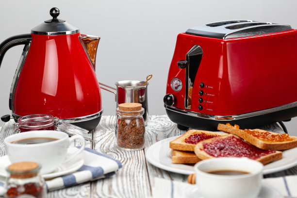 厨房桌子的近距离照片与。电器，厨房用具与面包和果酱图片下载