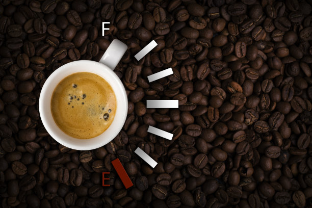 咖啡杯和速度表或燃油压力表。为快乐和能量加油的概念图片下载