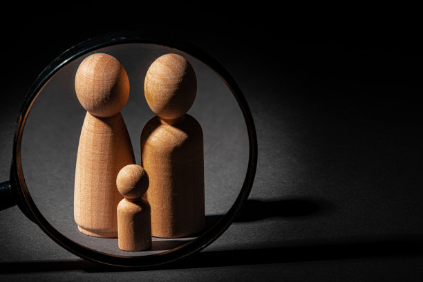 木制的小人。家庭的概念图片下载