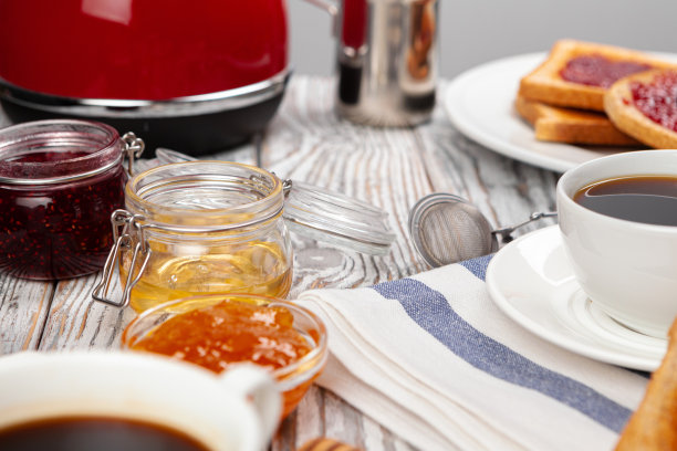 厨房桌子的近距离照片与。电器，厨房用具与面包和果酱图片下载