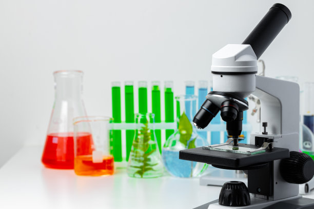 医学实验室。配有试管和植物的科学显微镜图片下载