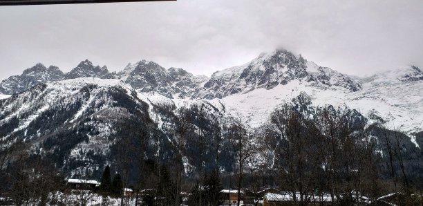 灰色日子里的山图片下载