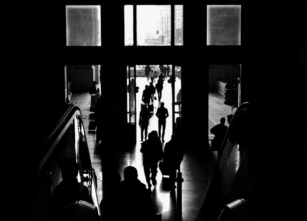 人们在米兰中央火车站的剪影，黑白相间图片下载