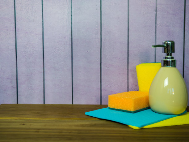 清洁洗涤剂瓶子和海绵。消毒房间和清洁盘子，打扫和照顾房子的概念。空间的副本图片下载