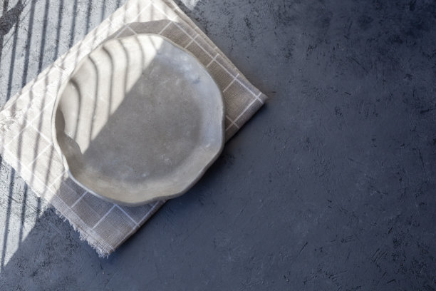 石头卷曲灰色盘在混凝土桌上图片下载