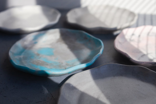 桩套石卷色盘在灰色混凝土桌上图片下载