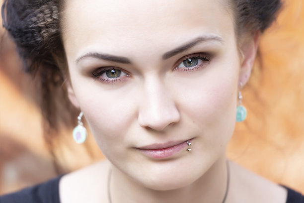 一个漂亮的年轻女人的肖像，穿了唇环图片下载