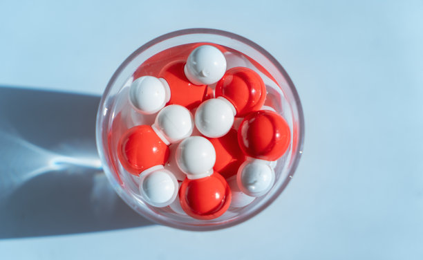 孤立的一杯水和水分子图片下载