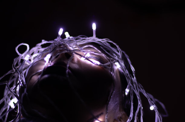 年轻女孩的面部表情摆姿势与相当轻的近距离拍摄从不同的角度图片下载