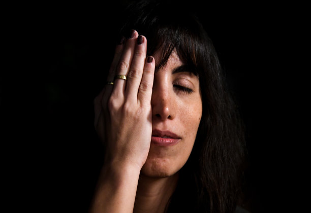 遮住半张脸的女人图片下载