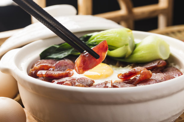 广东风格的煲饭和上蜡的肉图片下载