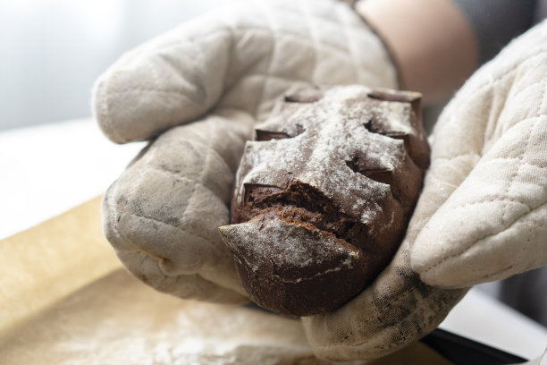 工匠黑麦面包，刚从烤箱烤出来图片下载