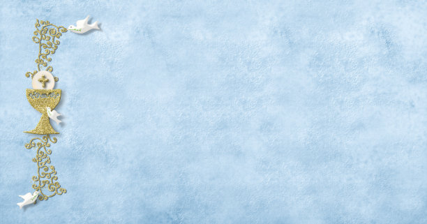 第一次圣餐，卡片邀请函的背景。金色的圣杯杯和两只鸽子举着一个装饰在蓝色的背景上，空白的文字和照片图片下载