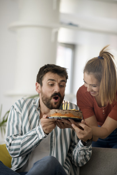 年轻夫妇有一个庆祝在家库存照片图片下载