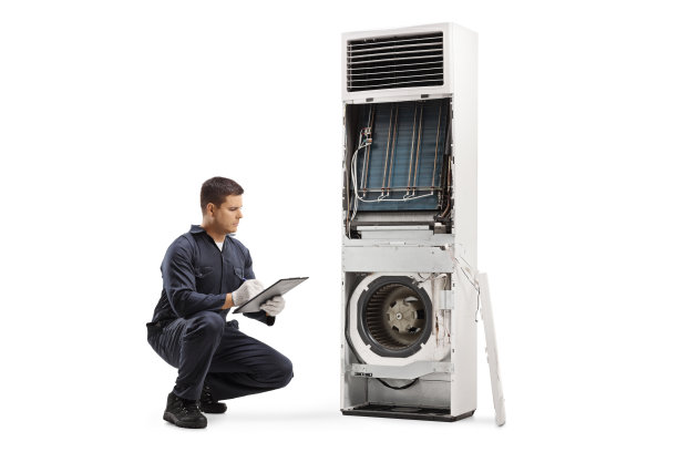 修理工检查一个拆下盖板的自立空调器进行维修图片下载