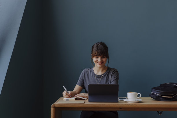 美女在线开会并做笔记(复制空间)图片下载