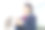 亚洲女高中生使用智能手机。素材图片