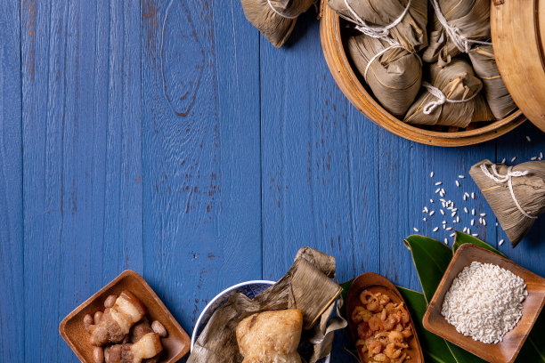 粽子粽子俯视图为端午黑黑的背景。图片下载