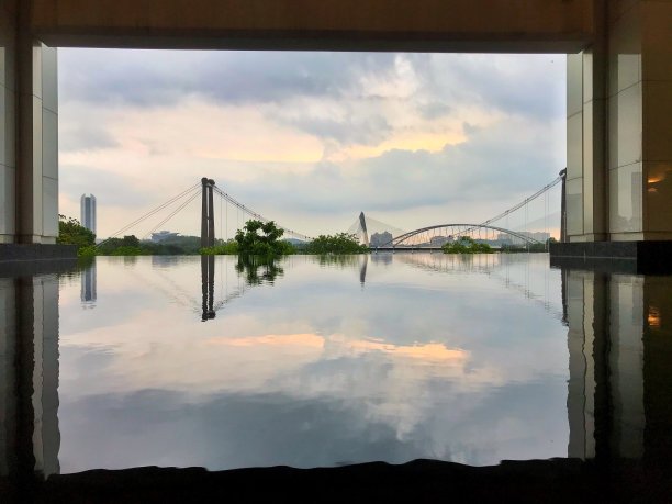 布特拉贾亚单轨桥和塞里索亚那桥。图片下载