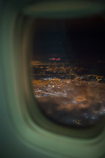 从飞机上俯瞰伊斯坦布尔的夜景图片下载