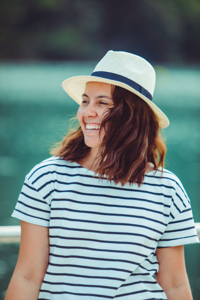 女人肖像在白色软呢帽图片下载