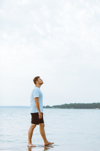 夏天，一个人赤脚走在海滩上图片下载