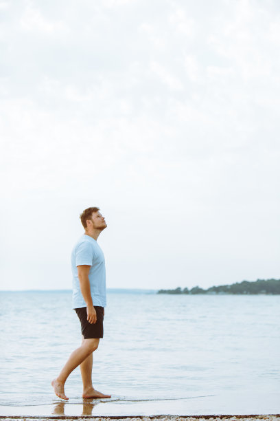 夏天，一个人赤脚走在海滩上图片下载