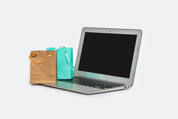 网上购物概念与笔记本电脑，购物袋和购物车隔离在白色，复制空间图片下载