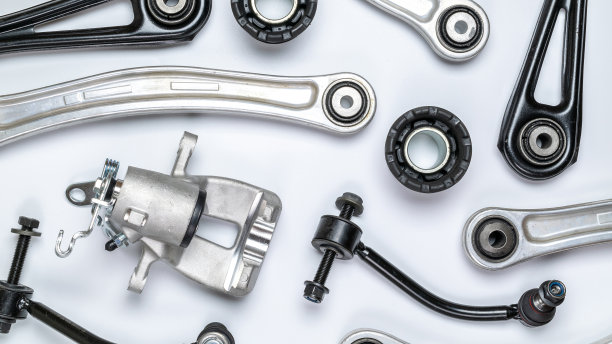 机械部分。一套新的金属汽车零件。汽车机械备件或汽车零件隔离在白色背景上。带有文本空间的汽车引擎服务。图片下载