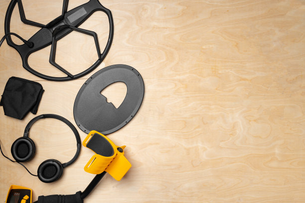 木制背景金属探测器配件图片下载