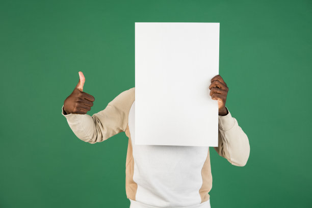 非洲人的肖像孤立在绿色工作室背景与copyspace图片下载