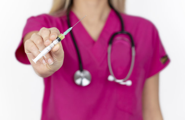 穿着医疗制服的女护士。注射疫苗药物在女医生手中。医学和疫苗概念。图片下载