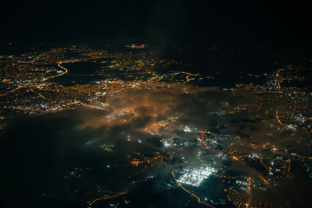 从飞机上俯瞰伊斯坦布尔的夜景图片下载