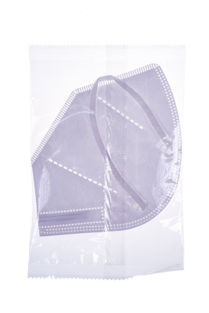 用金属箔包装的一种保护面罩，可以限制危险疾病的感染。日常生活中的医疗用品。孤立的背景。图片下载