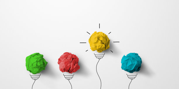 概念、创意、思想、创新。纸屑球黄色的颜色突出不同组别与灯泡的符号图片下载