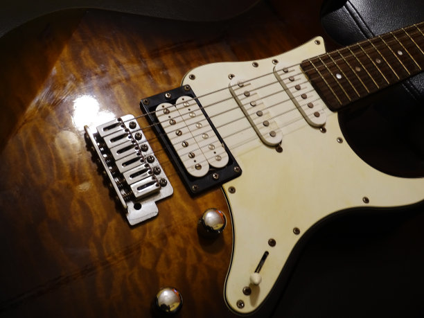 在一个绗缝枫树图案的电吉他的特写图片下载