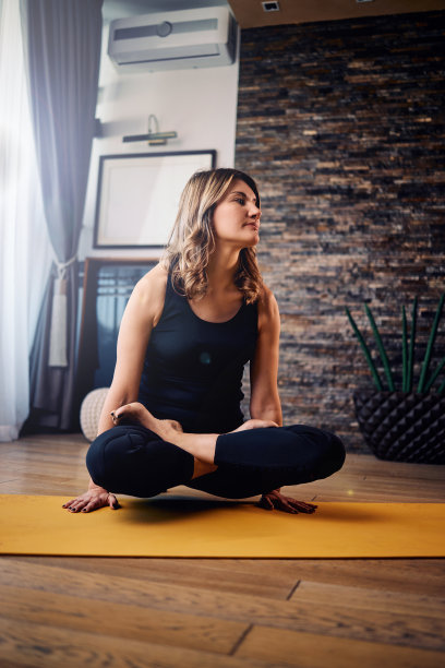 平静的黑发在莲花瑜伽姿势中保持平衡。图片下载