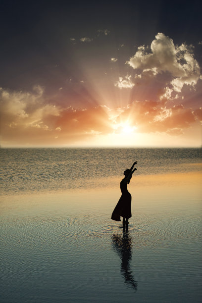 芭蕾舞演员在水上跳舞图片下载