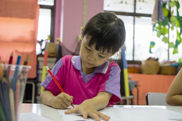 在教室里做练习图片下载