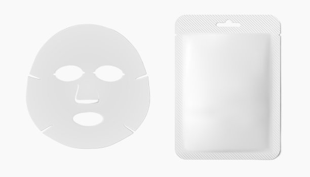 面部美容面膜和白色塑料包装袋隔离白色背景。护肤产品模型三维逼真的矢量插图图片下载