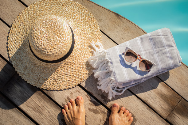 太阳镜和草帽放在木地板上图片下载