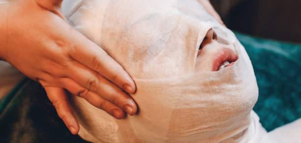 用油脂按摩面部后，使用特殊材料干燥脸部图片下载