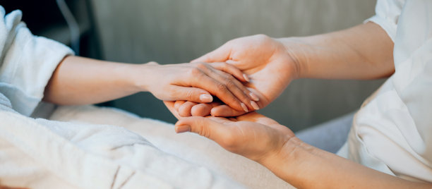 一个白人妇女坐在一个健康中心有一个手掌按摩程序的水疗沙发上的侧视图照片图片下载