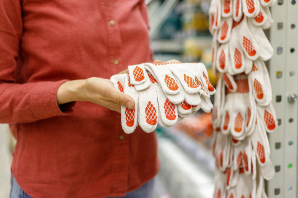 一位穿着红色衬衫的欧洲白人妇女选择墙纸和其他建筑材料图片下载