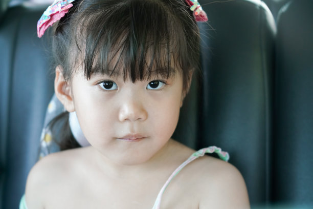 一个大眼睛的亚洲女孩看着摄影师的照片图片下载