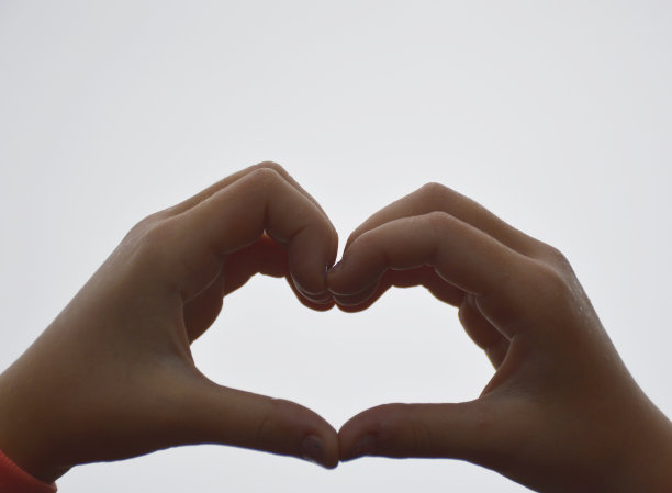 心从双手伸向天空图片下载